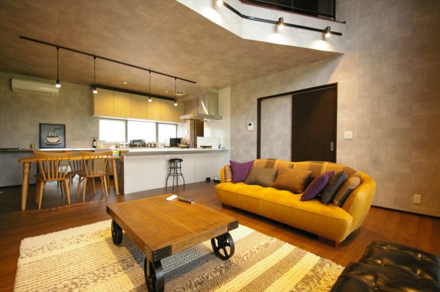 ビンテージテイストの家具が似合う、シンプルデザインの二世帯住宅