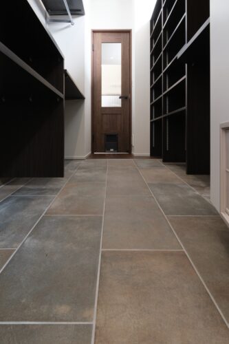 床がスロープになっているシューズクローゼット