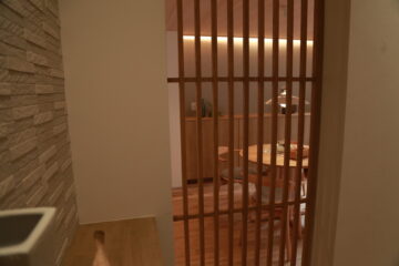 格子戸で仕切ると、気配を感じながら作業ができて安心。