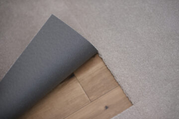 タイルカーペットやラグを敷くことで音が軽減されます。