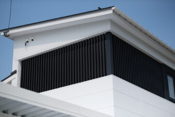 格子で適度な外の刺激が猫には最適です。