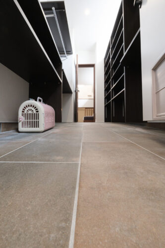 シューズクローゼットを通路と見立てて、スロープに仕上げました