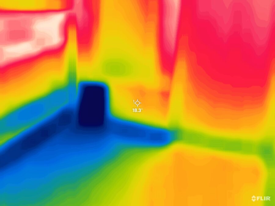 部屋間に温度差があると、ペットドア付近は明らかに寒くなります。
